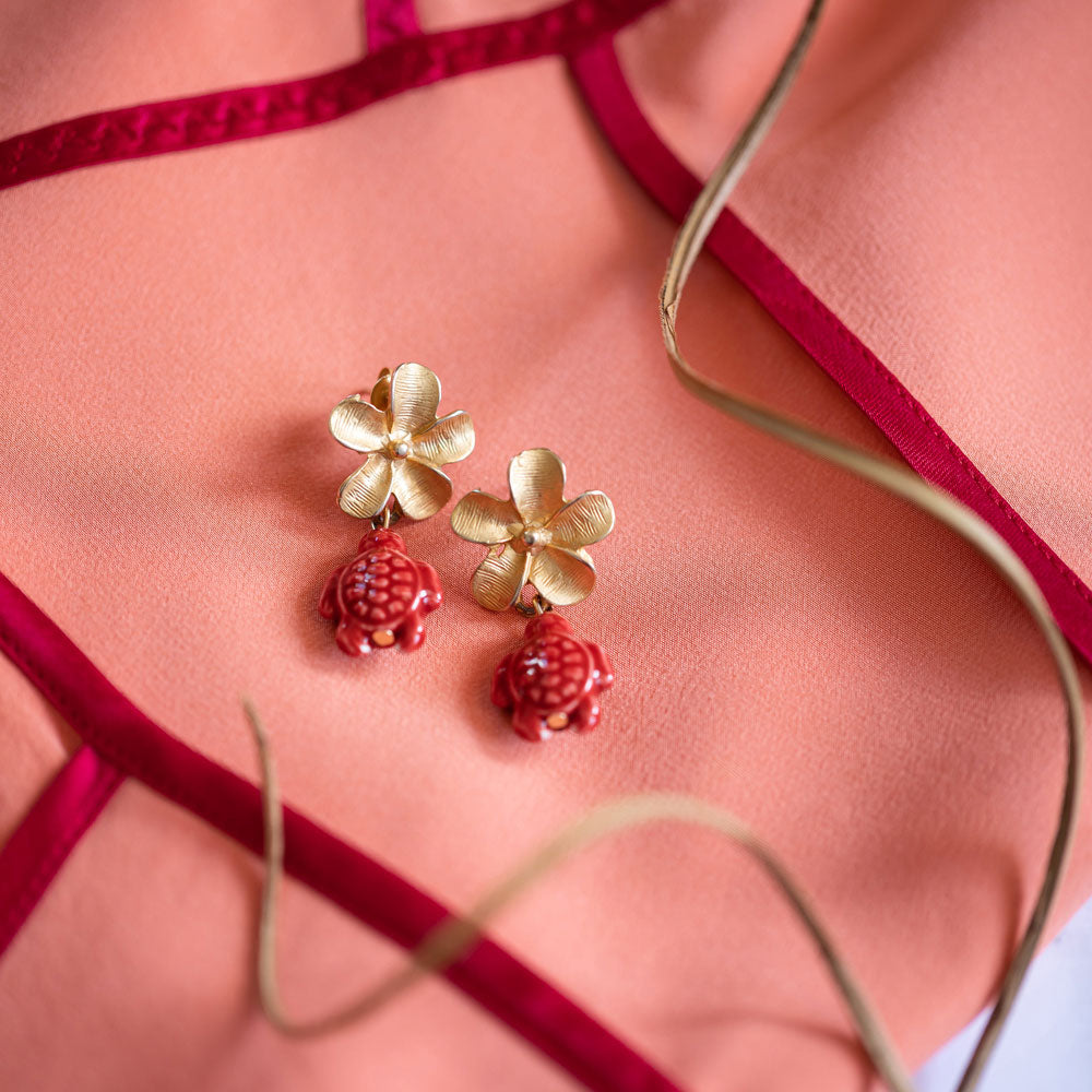 Fiore piccolo con tartaruga in ceramica rossa